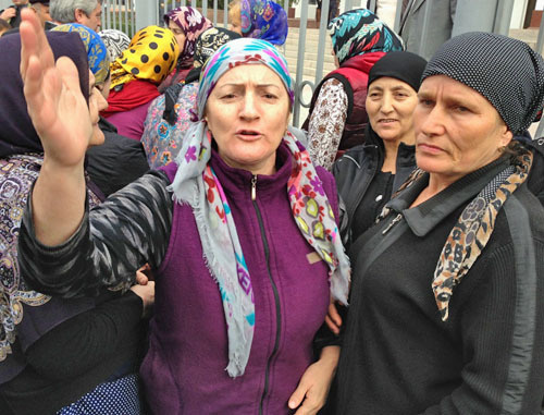 Участницы митинга работников рынка №2. Махачкала, 3 октября 2013 г. Фото Махача Ахмедова для "Кавказского узла"