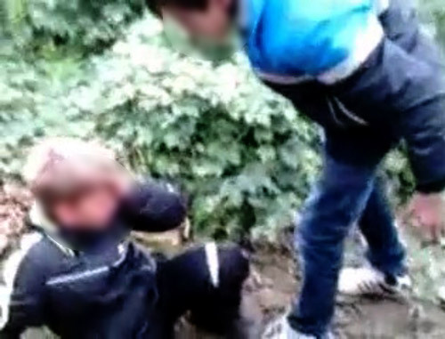 Кадр из видеоролика, размещенного на Youtube, на котором запечатлено избиение подростка сверстниками.