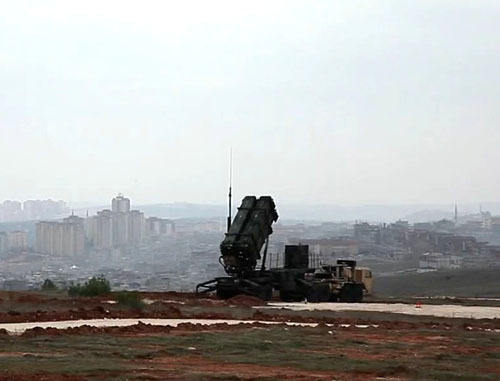 Комплексы «Пэтриот» на юго-востоке Турции, близ турецко-сирийской границы. Фото: Voice of America: Scott Bobb, http://ru.wikipedia.org/