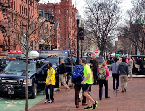 На месте взрыва в Бостоне. 15 апреля 2013 г. User:Ashstar01, http://ru.wikipedia.org/