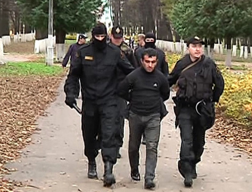 Задержание Орхана Зейналова в Коломне 15 октября 2013 г. Кадр оперативной видеосъемки ГУ МВД РФ