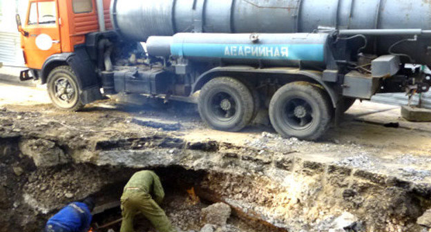 Жители центра города остались без воды из-за аварии на водоводе. Сочи, 19 октября 2013 г. Фото Светланы Кравченко для "Кавказского узла"