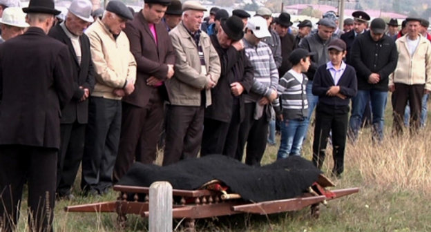 Кабардино-Балкария, Зольский район, село Залукокоаже, 19 октября 2013 г. Похороны участкового уполномоченного полиции села Светловодское, капитана полиции Рустама Бженикова. Фjто пресс-службы МВД КБР, 07.mvd.ru