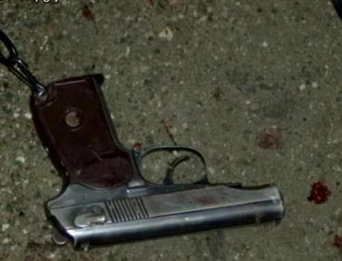 Пистолет, обнаруженный на месте перестрелки в селе Заюково Баксанского района КБР 24 октября 2013 г. Фото пресс-службы МВД КБР, http://07.mvd.ru/news/item/1294376