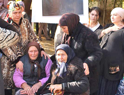 Родственники Хасана Хубиева во время акции в с требованием прекратить избиения задержанного. Черкесск, 31 октября 2013 г. Фото Марии Дзукаевой