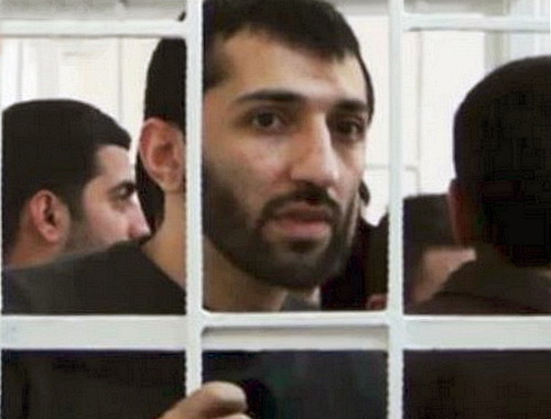 Главный редактор сайта Azadxeber.org Ниджат Алиев в зале суда. Кадр из видеорепортажа телеканала obyektiv.tv