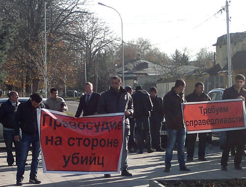 Участники митинга против оправдания полицейских, обвиняемых в убийствах задержанных. Черкесск, 11 ноября 2013 г. Фото корреспондента "Кавказского узла"