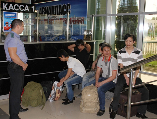 Аэропорт Грозного, Чечня. Выдворение граждан Вьетнама. Июль 2013 г. Фото пресс-службы  УФССП России по Чеченской Республике, http://www.r20.fssprus.ru