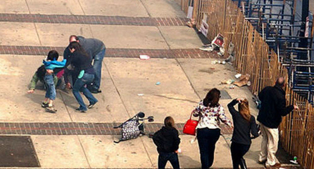 Взрыв в Бостоне. 15 апреля 2013 г. Фото: Aaron Tang, http://ru.wikipedia.org/