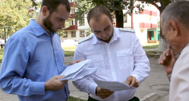 Судебные приставы проводят рейд по взысканию задолженностей. Чечня, 18 сентября 2013 г. Фото пресс-службы УФССП России по Чеченской Республике, http://www.r20.fssprus.ru