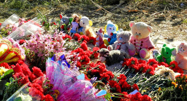 Цветы и игрушки на месте теракта в Волгограде. 24 октября 2013 г. Фото Татьяны Филимоновой для "Кавказского узла"