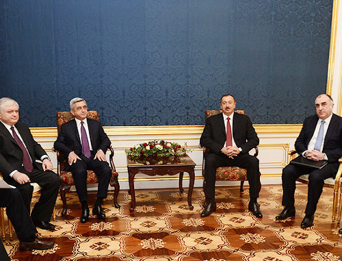 Главы Армении и Азербайджана Серж Саргсян (второй слева) и Гейдар Алиев (второй справа) на переговорах в Вене. 19 ноября 2013 г. Фото пресс-службы президента Армении, http://www.president.am