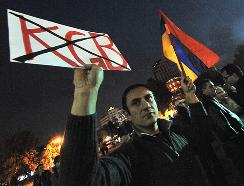 Сбор подписей против повышения цен на газ на площади Свободы. Ереван, 15 ноября 2013 г. Фото: PanARMENIAN Photo / 
Karo Sahakyan