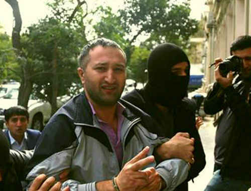 Парвиза Гашимли доставляют в Сабаильский районный суд. Баку, 7 ноября 2013 г. Кадр из видеоcрепортажа Obyektiv.tv