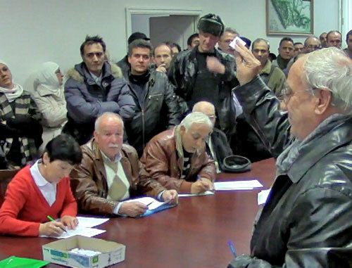 Жеребьевка, в ходе которой между сирийскими черкесами был распределен 61 жилой дом состоялась в Нальчике. 19 ноября 2013 г. Фото: Международная черкесская организация http://intercircass.org/