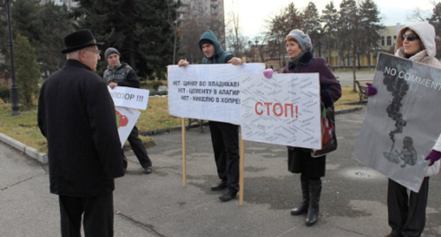 Пикет против деятельности "Электроцинка" во Владикавказе 1 декабря 2013 г. Фото Эммы Марзоевой для "Кавказского узла"