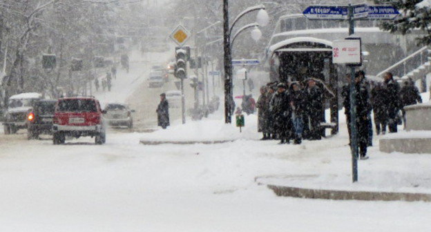 На автобусной остановке в Степанакерте утром 12 декабря 2013 г. Фото Алвард Григорян для "Кавказского узла"