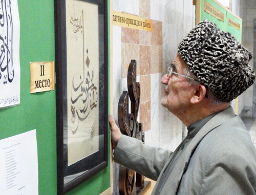 На выставке арабской каллиграфии в Национальной библиотеке Дагестана. Махачкала, 18 декабря 2013 г. Фото Тимура Исаева для "Кавказского узла"