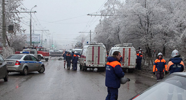 Волгоград, 30 декабря 2013 г. Спасательные службы на месте взрыва троллейбуса у остановки "Качинский рынок". Фото: http://www.volganet.ru