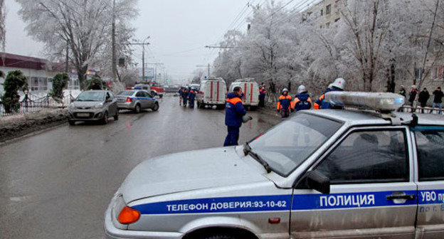 На месте взрыва троллейбуса в Волгограде. 30 декабря 2013 г. Фото http://volganet.ru/