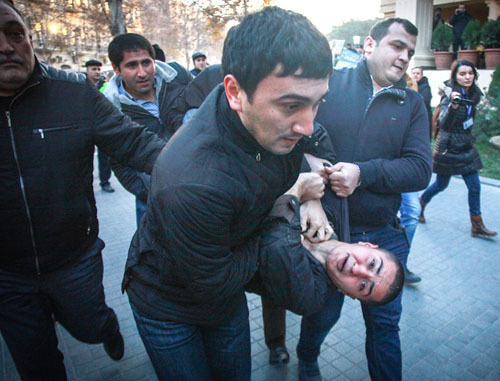 Полиция задерживает молодежных активистов во время протестной акции в Баку 29 декабря 2013 г. Фото Азиза Каримова для "Кавказского узла"

