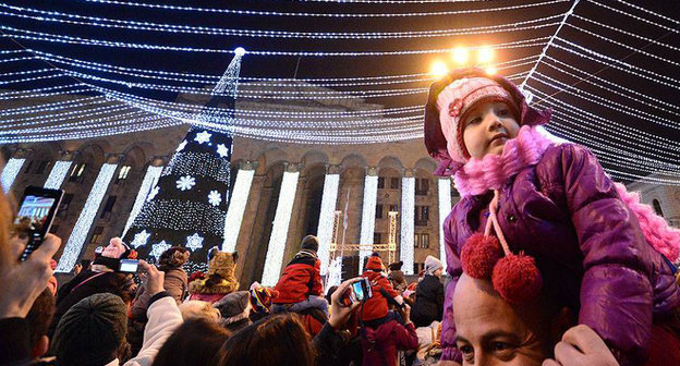 Новогодняя елка на проспекте Руставели в Тбилиси. 25 декабря 2013 г. © фото - Катерина Совдагари, NEWSGEORGIA, http://newsgeorgia.ru/photo/20131225/216258373_6.html