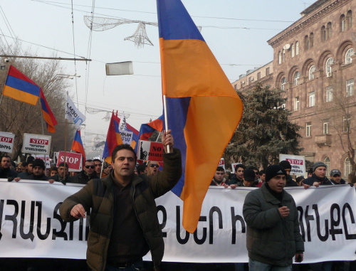 Участники митинга против накопительной пенсионной системы идут шествием по центру Еревана. 18 января 2013 г. Фото Армине Мартиросян для "Кавказского узла"