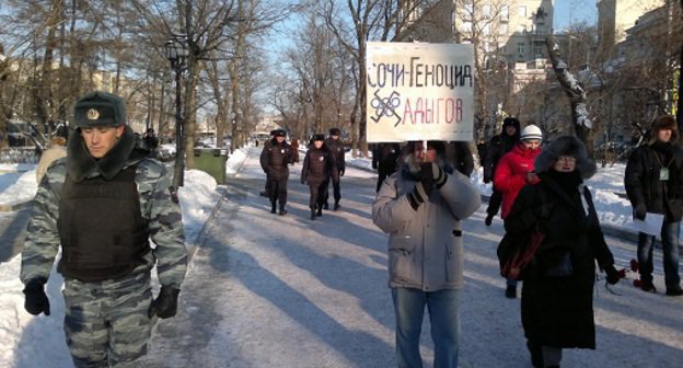 Среди множества плакатов на прошедшей в Москве антифашистской акции был и плакат о геноциде адыгов в связи с Олимпиадой в Сочи. Москва, 19 января 2014 г. Фото Григория Шведова для "Кавказского узла".