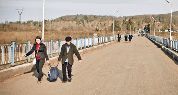 Мост через реку Ингури на грузино-абхазской границе. 2012 год. Фото: Marco Fieber, http://www.flickr.com/photos/marcofieber