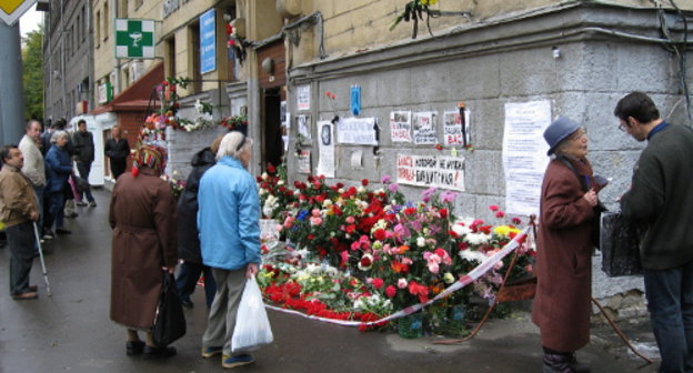 Москва, 10 октября 2006 г. У подъезда дома Анны Политковской на Лесной улице через 3 дня после ее убийства. Фото: John Martens, http://commons.wikimedia.org