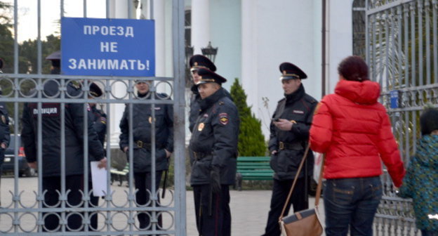 Сотрудники полиции дежурят у православного храма в Сочи. 7 января 2014 г. Фото Светланы Кравченко для "Кавказского узла"