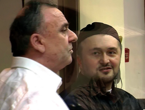 Обвиняемые в убийстве Анны Политковской Лом-Али Гайтукаев и Рустам Махмудов на заседании Мосгорсуда 4 июня 2013 г. Фото: mos-gorsud.ru 