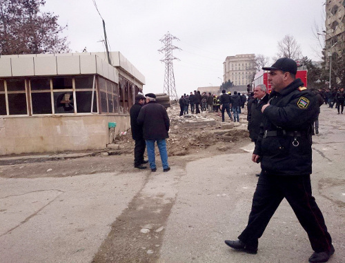 На месте взрыва у станции метро «Азадлыг проспекти» в Баку 13 февраля 2014 г. Фото Азиза Каримова для "Кавказского узла"