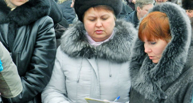 Участники митинга собирают подписи против присоединения Городища к Волгограду. 15 февраля 2014 г. Фото Татьяны Филимоновой для "Кавказского узла"