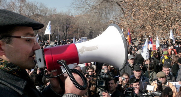 Член инициативной группы DEM.AM Тигран Мартиросян на митинге против пятипроцентных удержаний с заработной платы. Ереван, 6 февраля 2014 г. Фото Армине Мартиросян для "Кавказского узла"