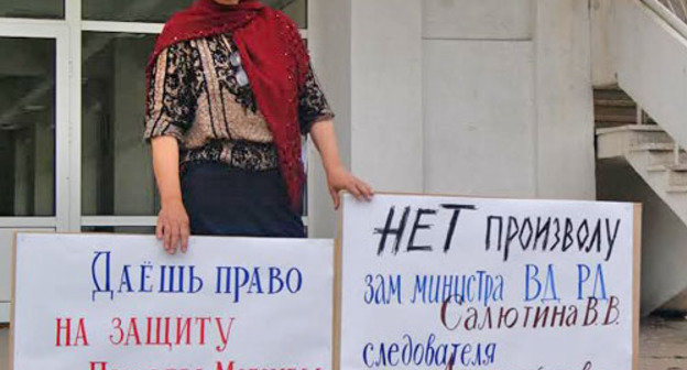 Мать Магомеда Пираева Патимат Абакаргаджиева на пикете против произвола силовиков. Махачкала, 24 июля 2013 г. Фото Натальи Крайновой для "Кавказского узла" 