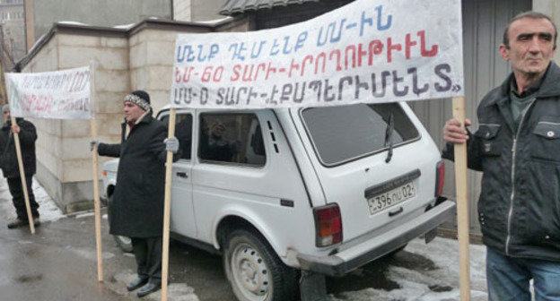 Надпись на транспаранте: «Мы против Таможенного союза», «ЕС – 60 лет реальности, ТС – 0 лет эксперимента». Акция в поддержку Евромайдана в Ереване. 24 января 2014 г. Фото Армине Мартиросян для "Кавказского узла"