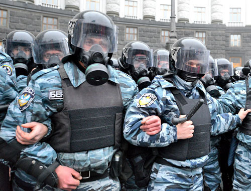 Отряд «Беркута» на подступах к зданию кабинета министров Украины. Киев, 24 ноября 2013 г. Фото: Ivan Bandura, http://commons.wikimedia.org/