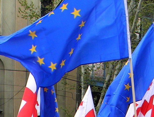 Флаги Евросоюза и Грузии. Тбилиси, апрель 2013 г. Фото Беслана Кмузова для "Кавказского узла"