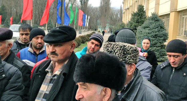 Митинг переселенцев из селения Храх-Уба Азербайджана, недовольных ходом распределения участков в селении Новоаул Магарамкентского района Дагестана. Махачкала, 5 марта 2014 г. Фото Тимура Исаева для "Кавказского узла"