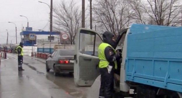 Временный сводный отряд полиции проводит досмотр автотранспорта. Волгоградская область, Светлоярский район, поселок Большие Чапурники, январь 2014 г. Кадр из видео пресс-службы ГУ МВД РФ по Волгоградской области, http://34.mvd.ru/news/item/1826526