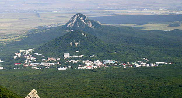 Вид на курортную часть Железноводска с горы Бештау. Ставропольский край. Фото: Pupsoid http://ru.wikipedia.org/