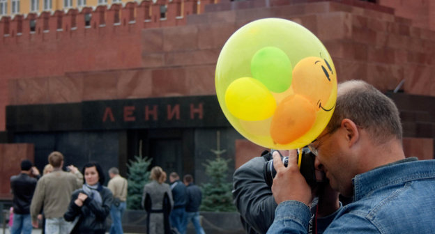 Туристы на Красной площади в Москве. Фото: kersy83, https://www.flickr.com/photos/kersy83/4003523597