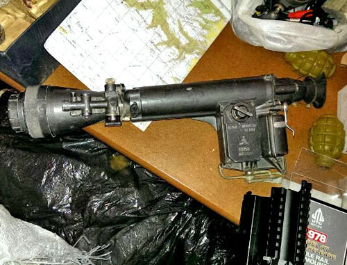 Тайник с оружием и боеприпасами, обнаруженный в жилом доме сотрудниками ФСБ. Дагестан, Буйнакск, 11 марта 2014 г. Фото http://nac.gov.ru/