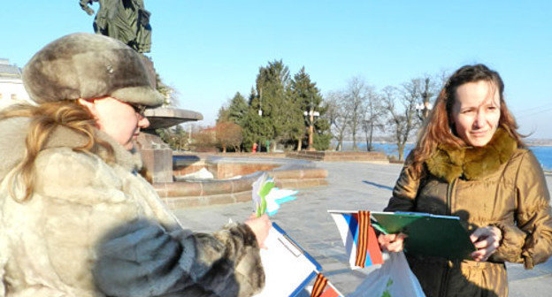 Участники пикета в поддержку русскоязычного населения Крыма. Волгоград, 14 марта 2014 г. Фото Татьяны Филимоновой для "Кавказского узла"