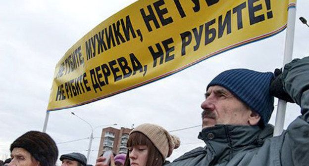 Митинг против вырубки рощи "Красная весна" в Новочеркасске. Декабрь 2013 г. Фото: Анатолий Карбинов, группа в поддержку рощи Красная весна http://vk.com/album-60943840_182236080