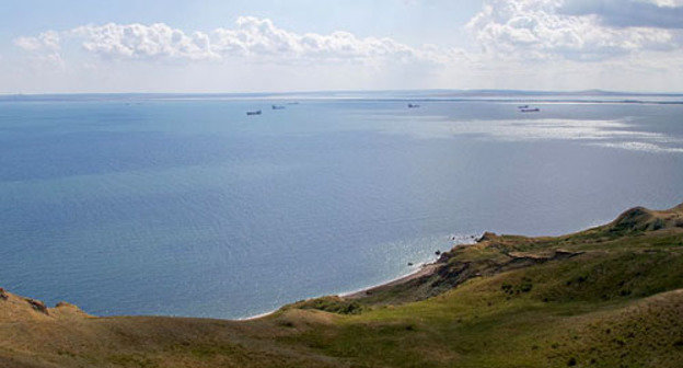 Вид с башни Еникальского маяка на Керченский пролив. Фото: Solundir http://ru.wikipedia.org/