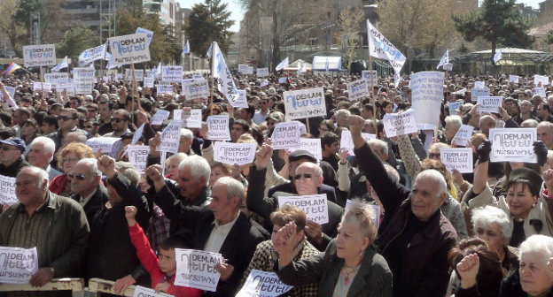 Митинг против пенсионных реформ. Армения, Ереван, 22 марта 2014 г. Фото Армине Мартиросян для "Кавказского узла"