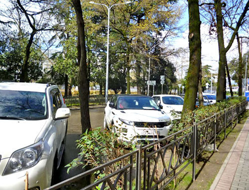 Автомобили паркуются рядом с новым зданием на улице Конституции. Сочи, 23 марта 2014 г. Фото Светланы Кравченко для "Кавказского узла"