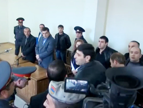 В зале суда во время вынесения приговора по делу об избиении военных врачей у ресторана "Арснакар". Ереван, 24 марта 2014 г. Кадр из репортажа телекомпании "A1+", http://ru.a1plus.am/1263288.html